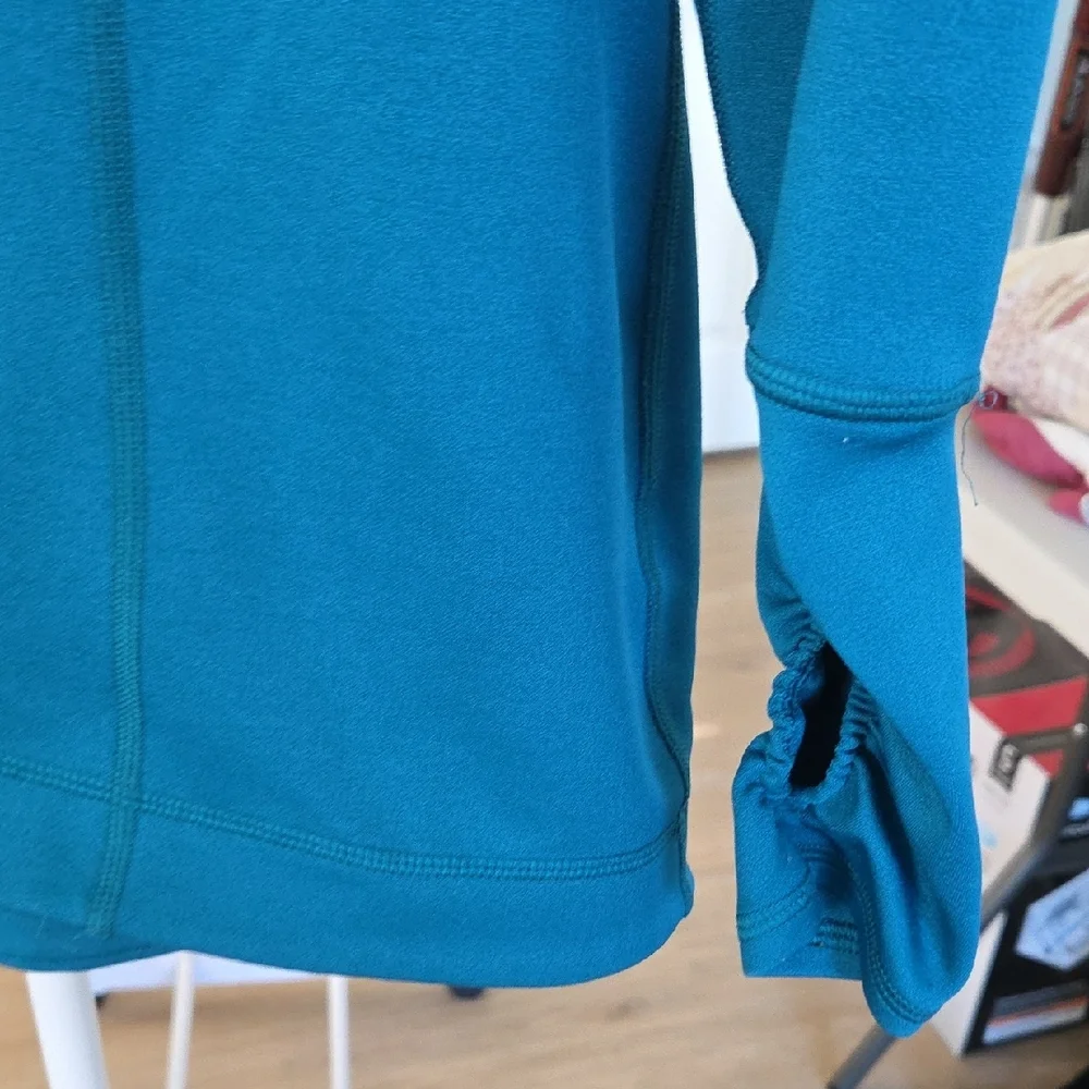 CALIA by Carrie Underwood Long Sleeve Tee Size Medium